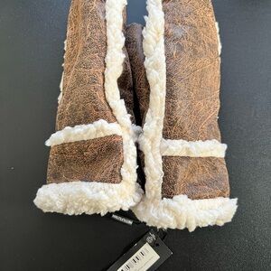 PrettyLittleThing Brown and Cream Mittens